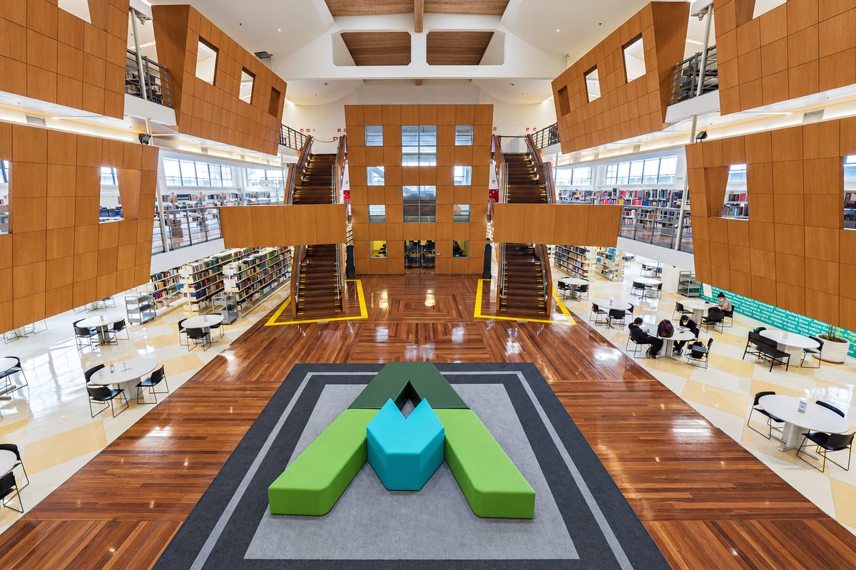Espaço de convivência e biblioteca
